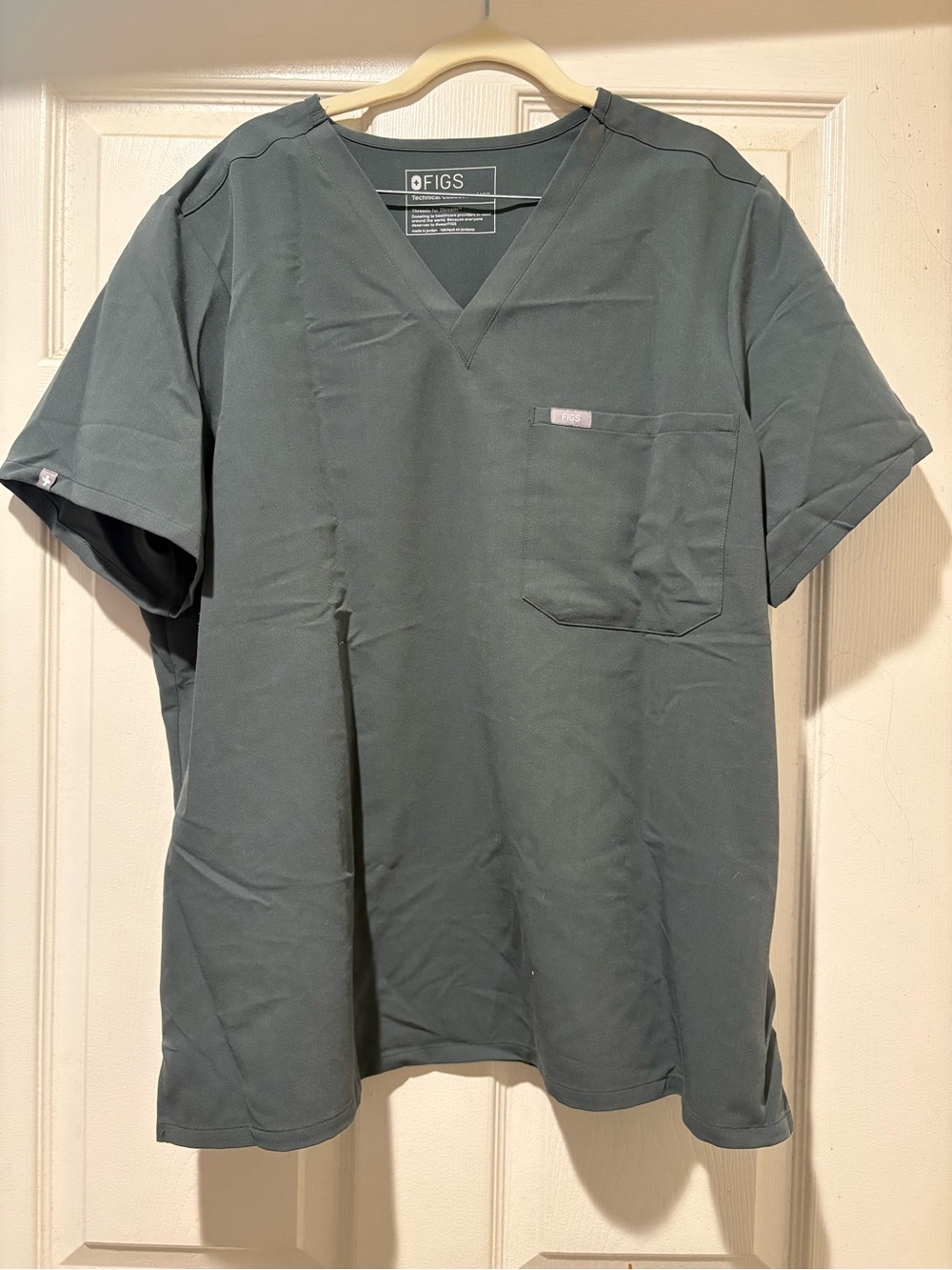3, 2X FIGS Women's V-Neck Scrub Top in BONSAI Green